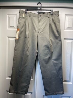 Haggar Men’s Khaki No Iron Classic Fit Comfort Waist Size 40 X 30 Olive